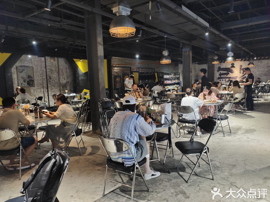 长春这家网红毛坯“厂房”烧烤店，凭什么能让跑男团去打卡撸串？