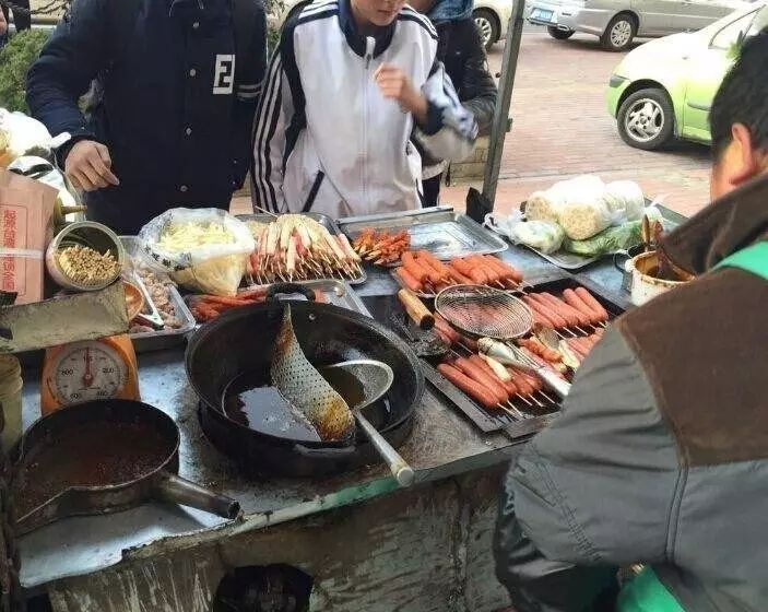 双减之下，校门口催生新经济，家长站成两派，网友：这是商机啊