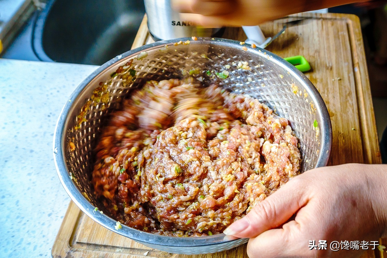 过年包肉馅饺子，牢记加1水2黑和2油，肉馅鲜嫩多汁，喷香喷香