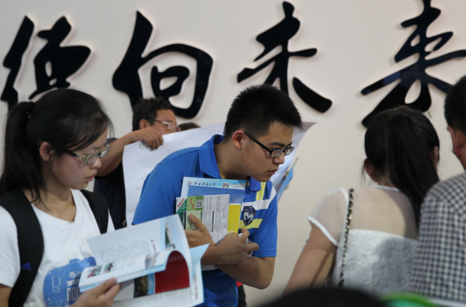 美女学霸高考678分，父母办升学宴，却遭亲戚当众嘲讽