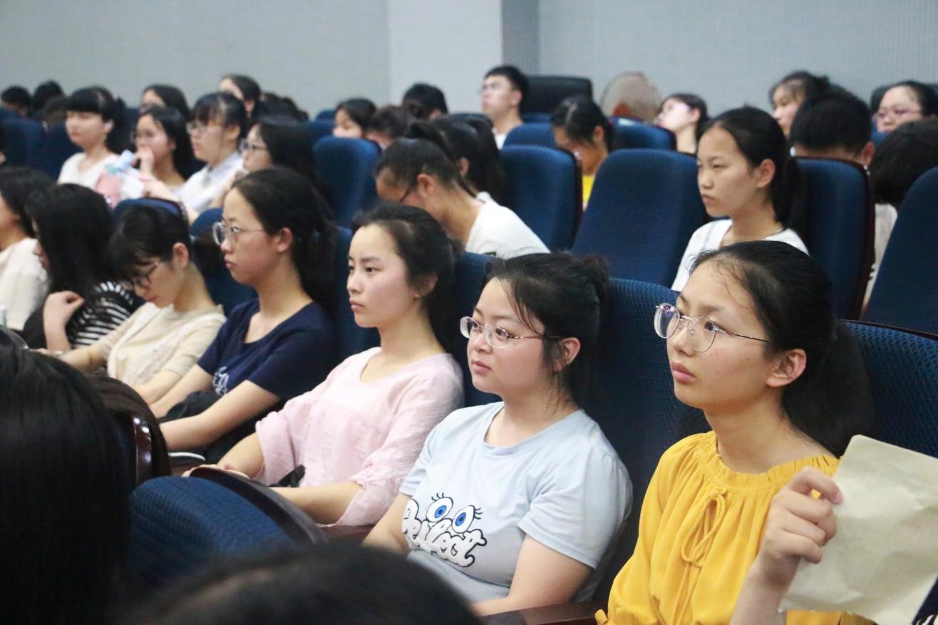 公费生免费读大学，还发生活补助，自费生就业更灵活，该怎么选择