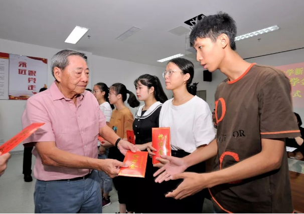 “上过大学”和“没上过大学”的女生，能有多大区别？差距真不小