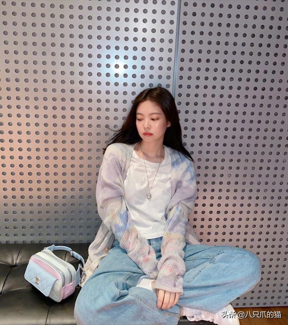 ?Jennie带火了一种针织衫，叫穿一半露一半，凹凸身材太撩人