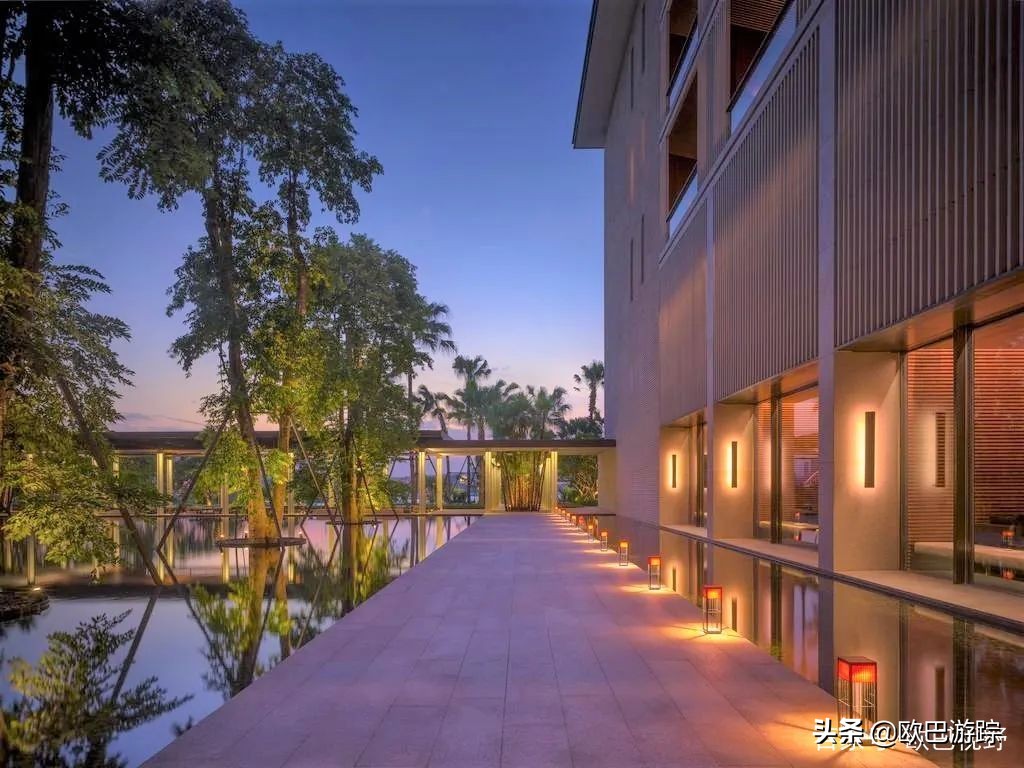 厦门这家奢牌酒店，毗邻繁华，却又遁于静谧迷人的港湾