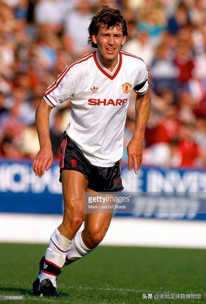 82世界杯英格兰罗布森图片(英格兰第一铁汉,骨折踢完比赛,40年前战胜