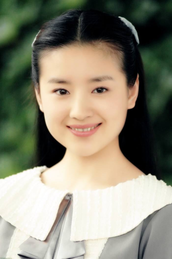 就在王大治在剧组拍《士兵突击》时,潘粤明和董洁相遇了.