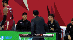 为什么看cba教练骂球员（CBA赛场火爆一幕！主教练不满外援防守追着骂：你TM什么东西）