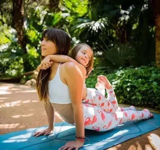 太美了！10个适合摆拍的亲子瑜伽体式，有娃的一起发朋友圈啦