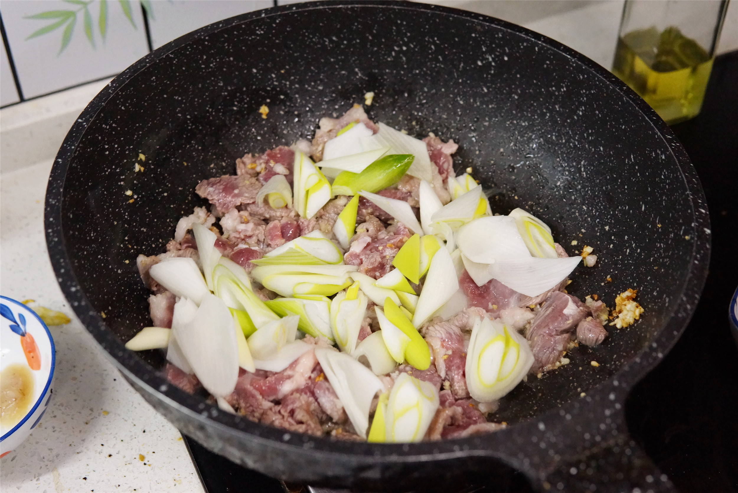 年夜饭加盘好菜，大厨教你葱爆羊肉的经典做法，羊肉鲜嫩，膻味小