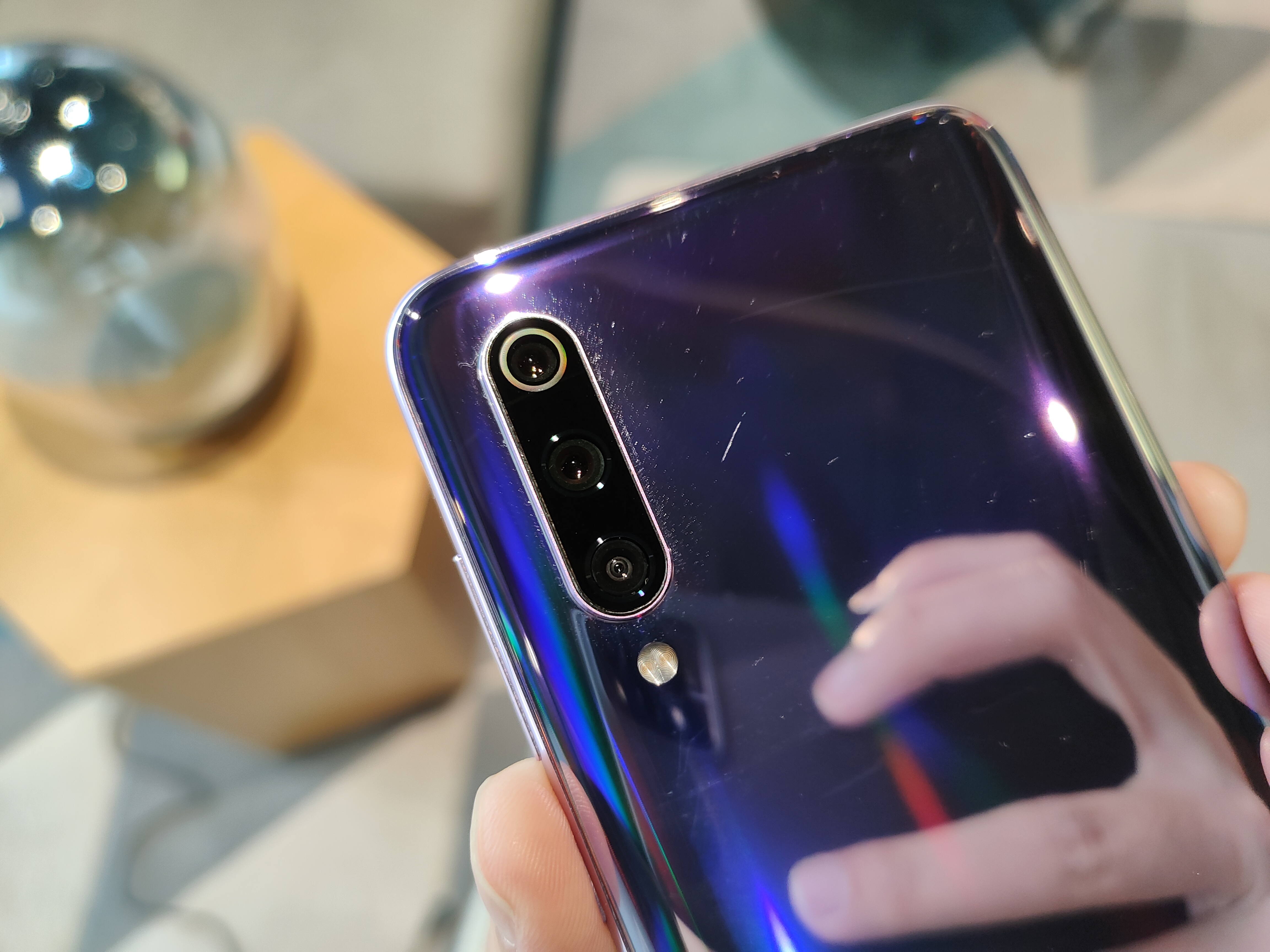 镜头上首次采用了一圈彩虹纹装饰圈,被小米成为"天使眼"的设计,一直