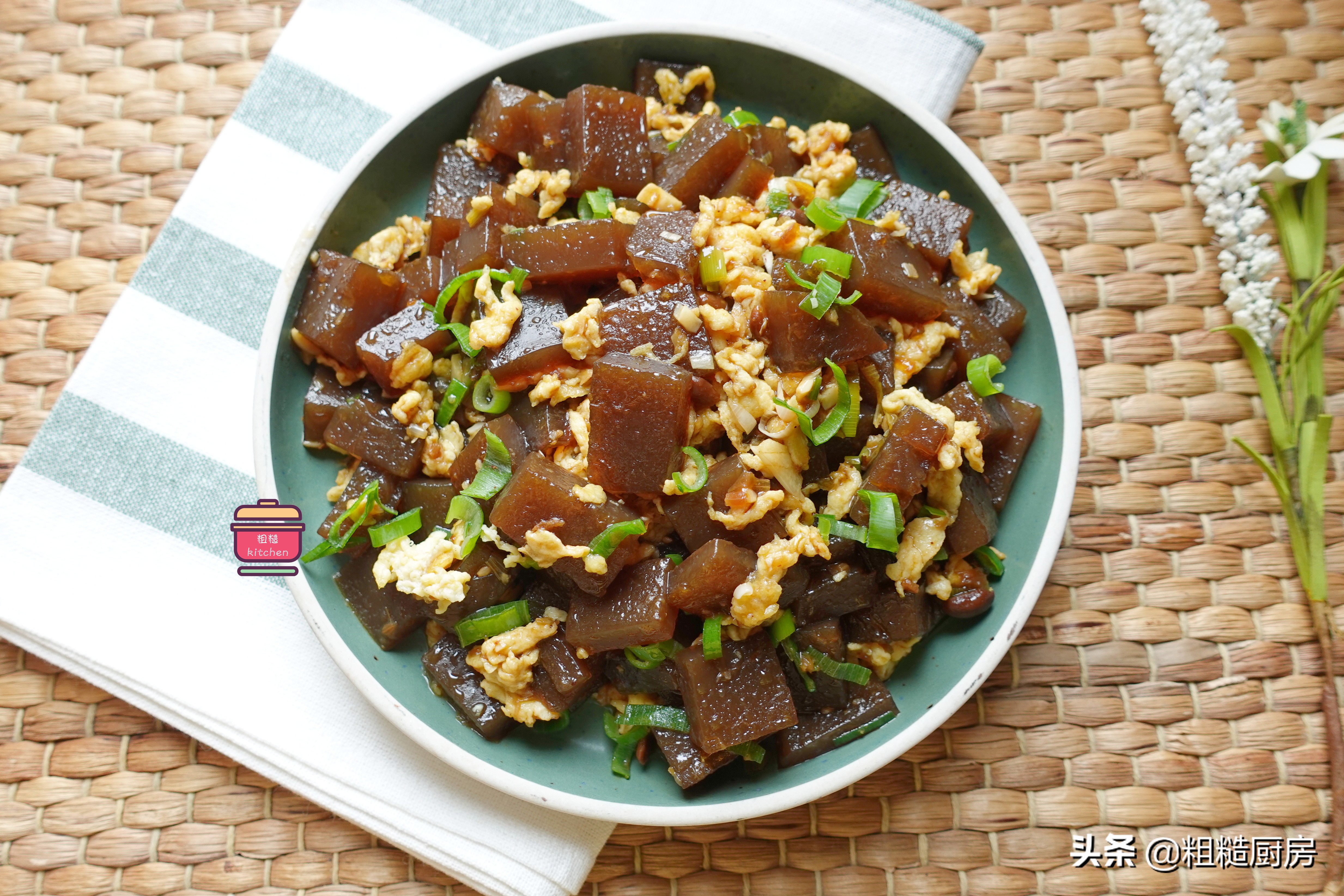 天热胃口差,给家人炒盘橡子凉粉,爽口不油腻,酱香浓郁太馋人