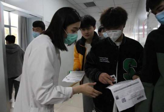 学校组织高考体检，学生不愿检查的4个项目，真想找个地缝