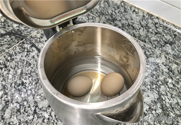 热水壶煮鸡蛋要煮多长时间（电热水壶煮鸡蛋方法）