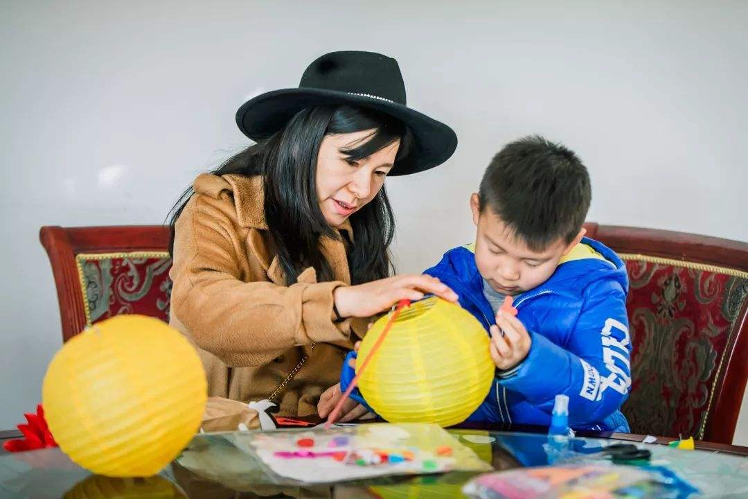 幼儿园布置手工作业，家长加班忙到凌晨三点，评比败给网购作品