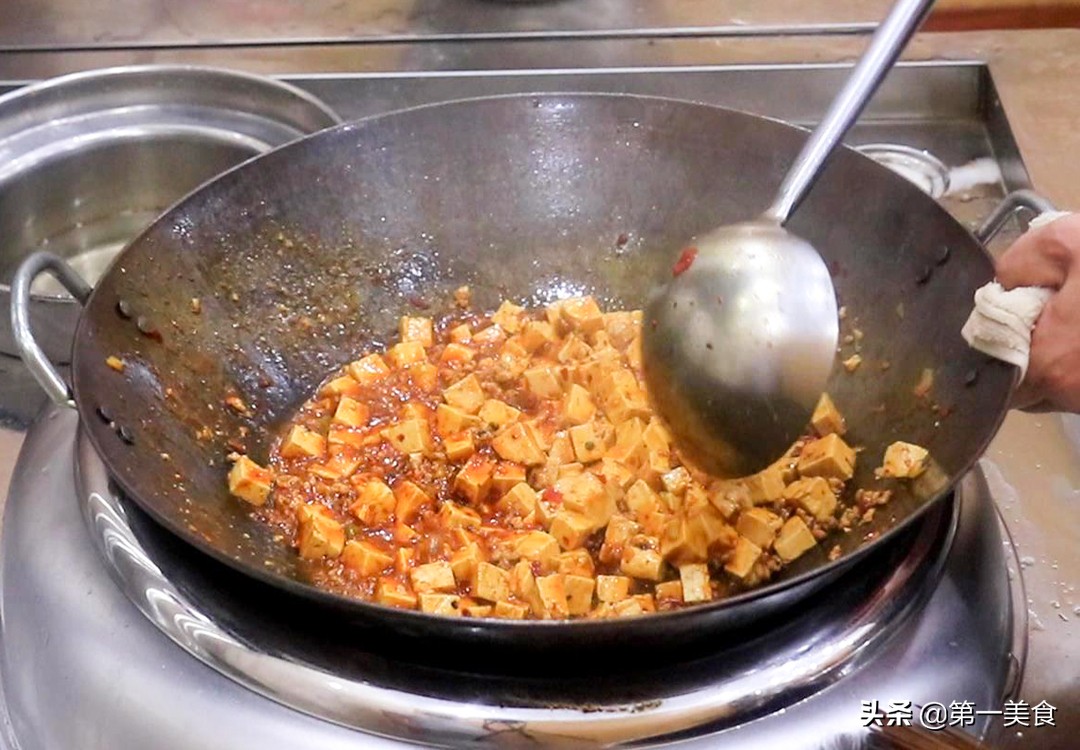 麻婆豆腐原来这么简单，厨师长教你诀窍，香辣入味，嫩滑不破碎