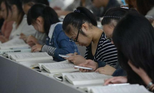 大学老师“花样点名”，为保证出勤率也是拼了！这回看谁还敢翘课