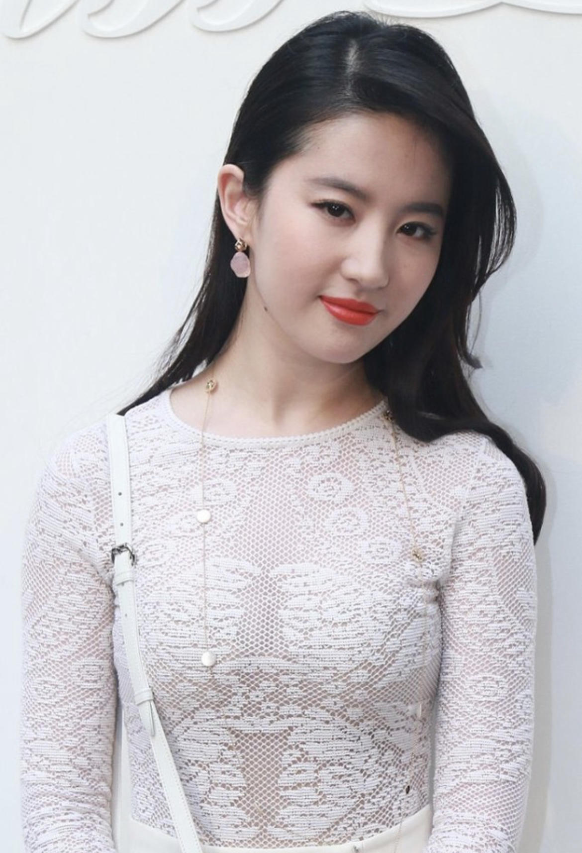 刘亦菲才是"微肉界"女神,穿抹胸羽毛裙配长卷发,轻松美出圈