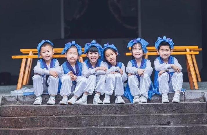 幼儿园创意毕业照不输大学生，家长看后喜笑颜开，一群小大人