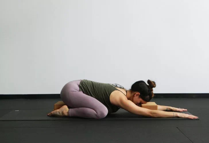 瑜伽大拜式,臀部坐不到脚后跟,练了好久也没进步?教你2个细节