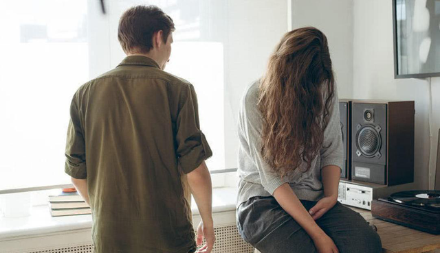 女大学生插足四口之家，发朋友圈秀恩爱被发现，还嚣张挑衅原配