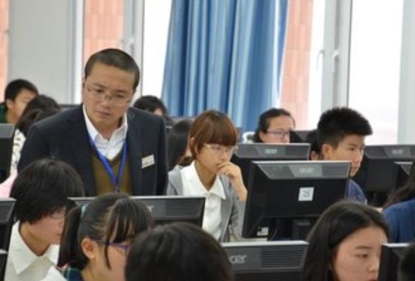 大学生另类毕业照走红，男生身穿旗袍争奇斗艳，让女生都自愧不如