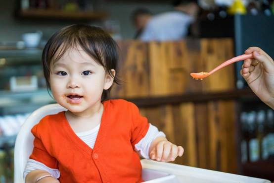 婴儿几个月吃水果泥（宝宝第一口辅食应该加什么）