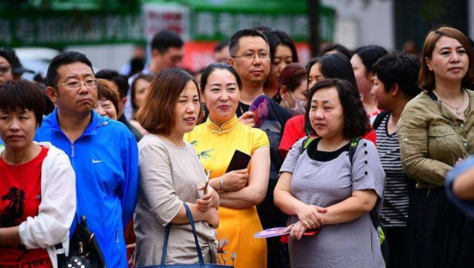 学生中高考当天，家长有必要“全程陪考”吗？聪明家长都这样做