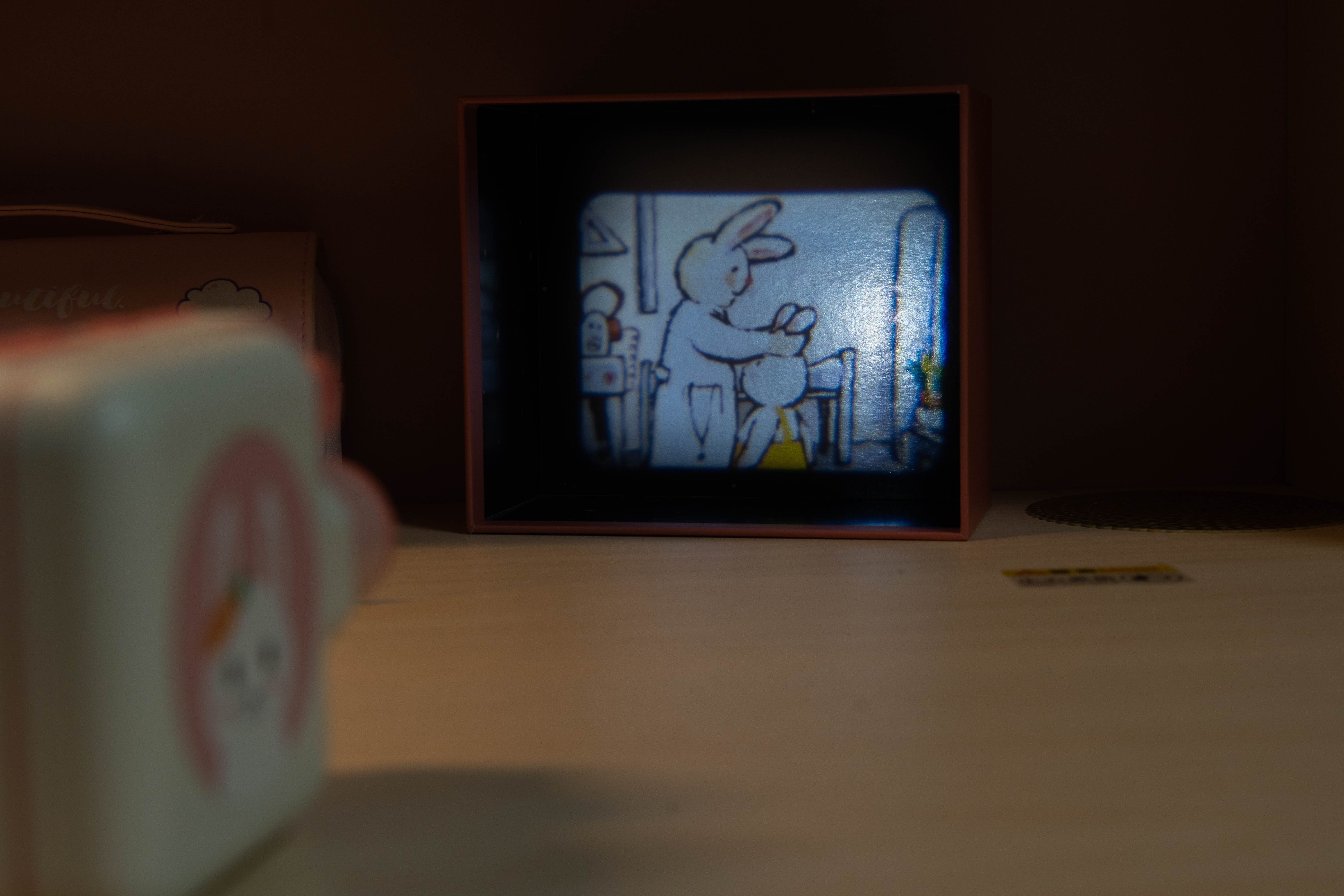 为带娃焦头烂额？不会启蒙教育？了解一下趣学伴绘本故事放映机