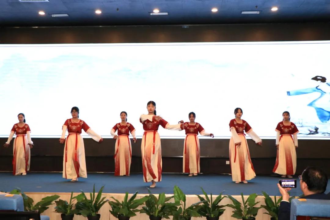 知云时代 | 厦门工学院职业教育学院IT服务专业授机仪式