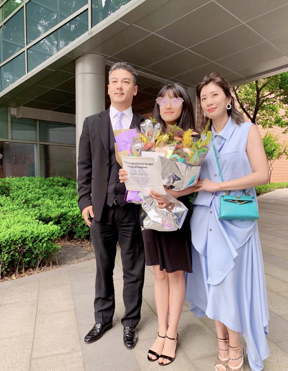 贾静雯晒16岁长女近照，大赞梧桐妹好美好优秀，直呼以她为荣