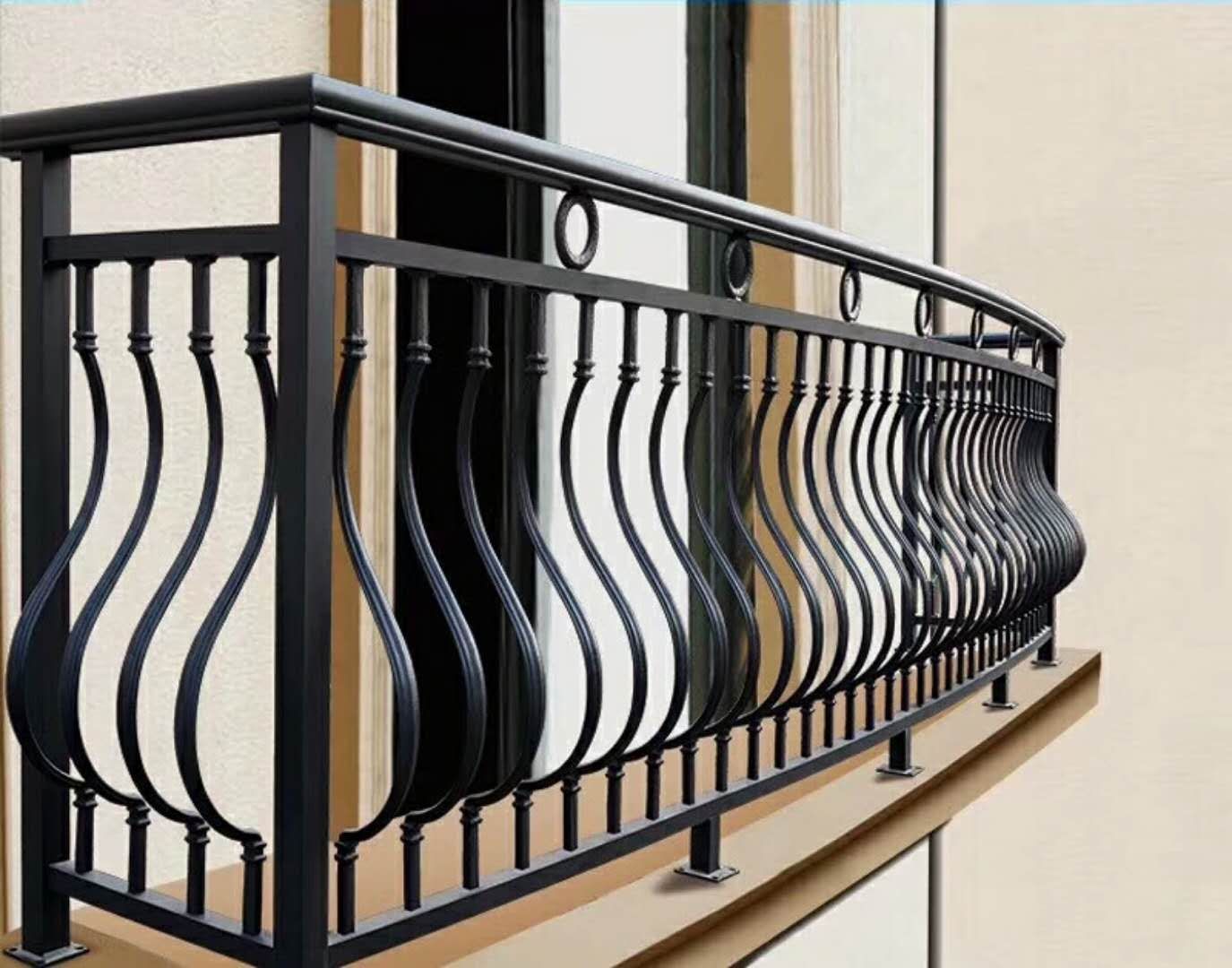 我们能看到有一些护栏安装在房间里,有一些护栏安装在窗户外面.