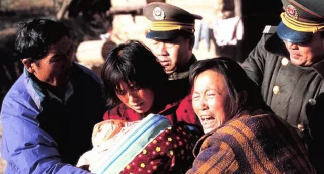 深山光棍为传宗接代，120元买下被拐大学生，两人与牲畜同住17年