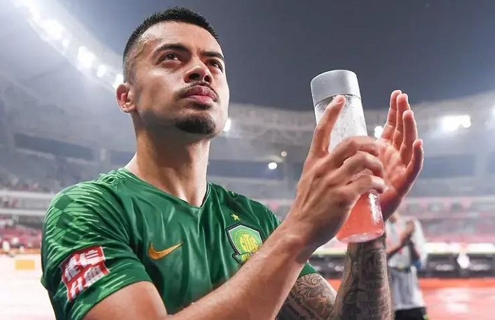 球员抵达广州心情不错（里皮归来！123天后返回广州心情不错，恒大球迷热情接机）