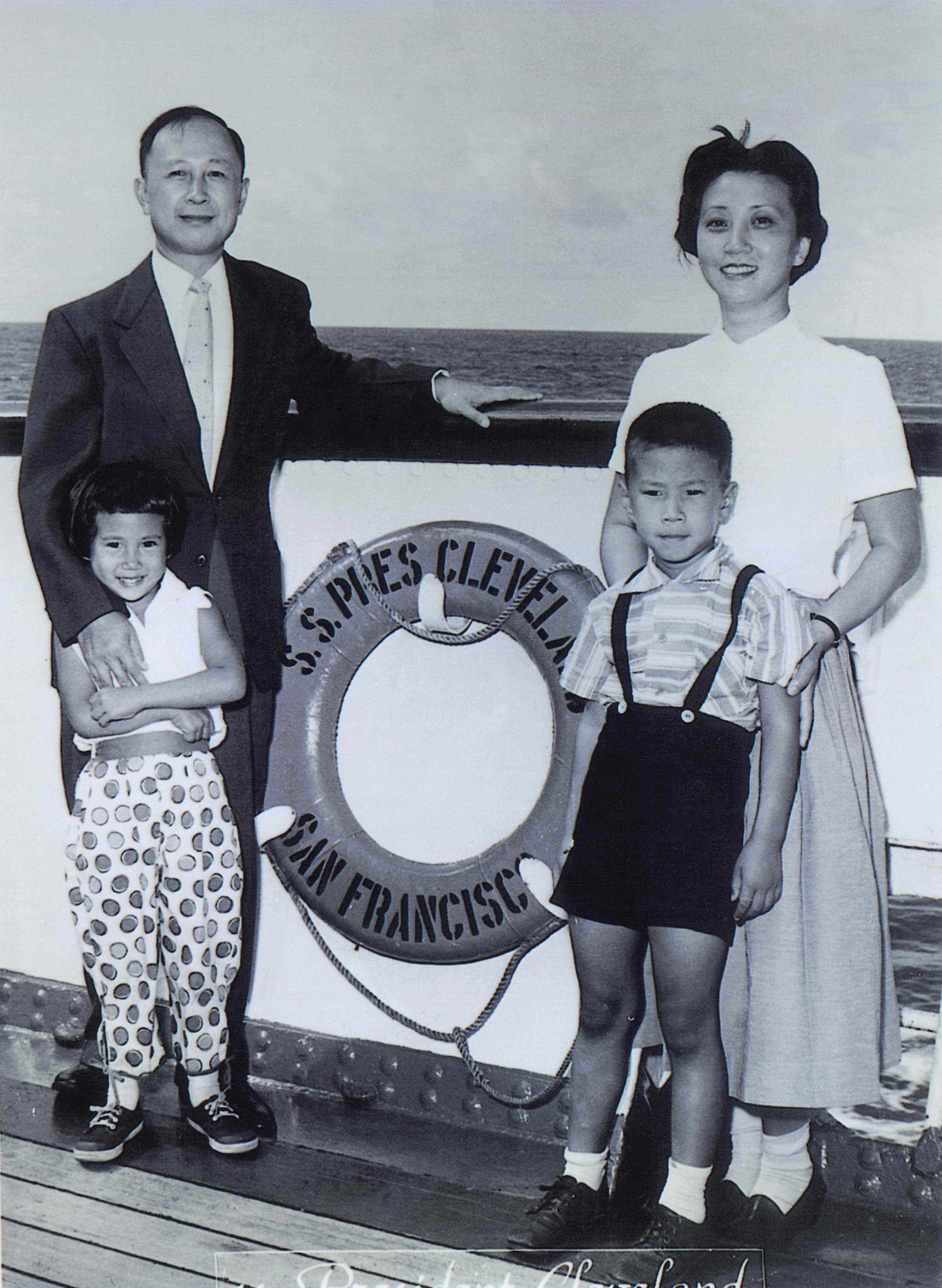 钱学森逝世：北京天降大雪，三军仪仗队抬棺，两个孩子近况如何？