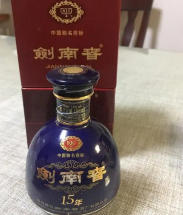 剑南春属于什么档次酒(5浓香名酒大比拼，五粮液和剑南春表现不错，结果谁能笑到最后？)