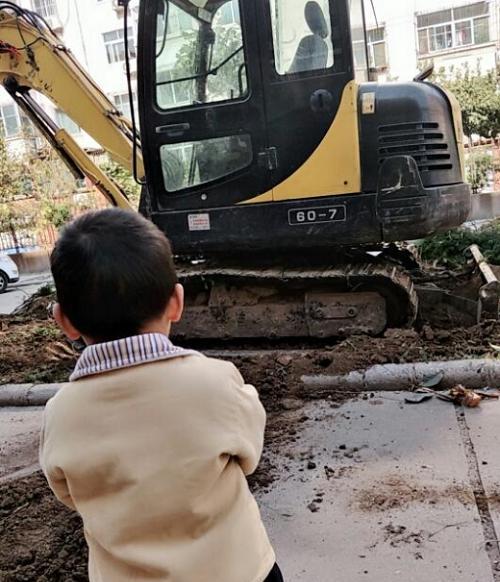 男孩子为什么喜欢挖掘机？由生理结构决定的，父母别阻止要保护