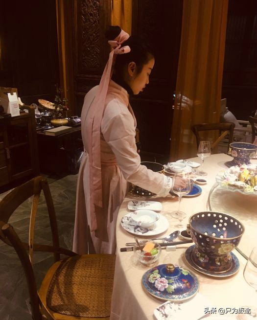 喝散装茅台、穿古装的小姐姐，闹中取静，古韵十足的重庆私家会所