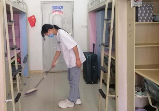 凡尔赛式晒大学宿舍走红，空调独卫是标配，堪称行走的招生简章