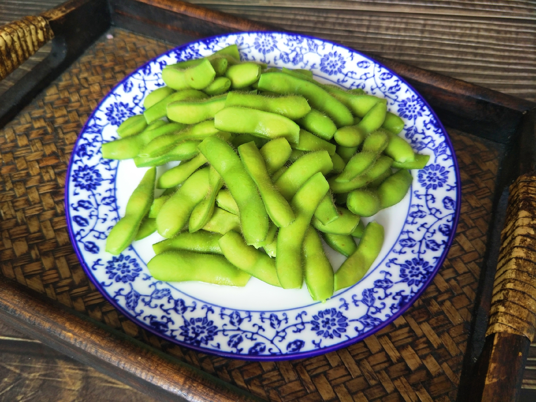 食材:毛豆,花椒,八角,香叶,桂皮,盐,干辣椒.做法:1.