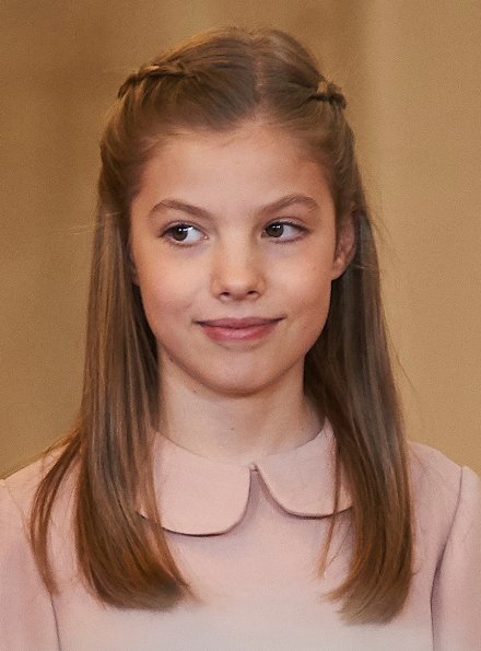 西班牙小公主过14岁生日!身高猛窜1米7赶超莱后,抿嘴浅笑真温柔