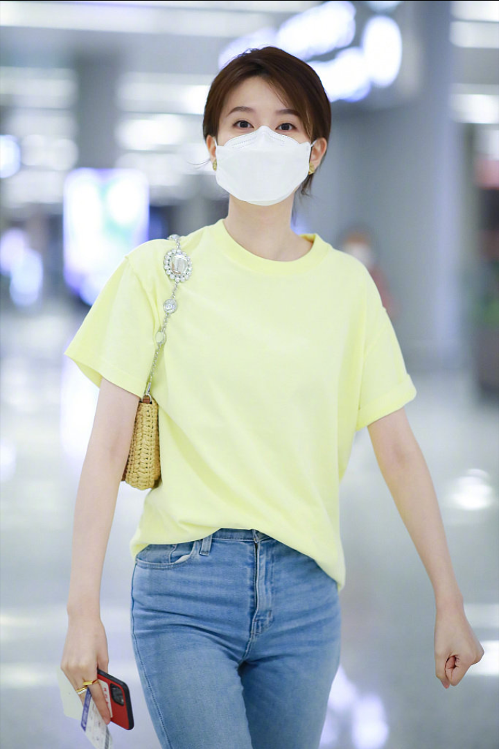 乔欣机场街拍照暴露好身材，肤白貌美大长腿，真是个衣服架子