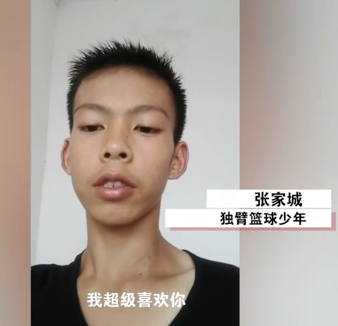 库里喊话独臂男孩(库里喊话断臂男孩，男孩回应：喜欢库里，偶像是易建联和郭艾伦)