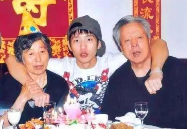 原来有人生来便是深渊，5个娱乐圈悲惨男星，经历个个让人心碎