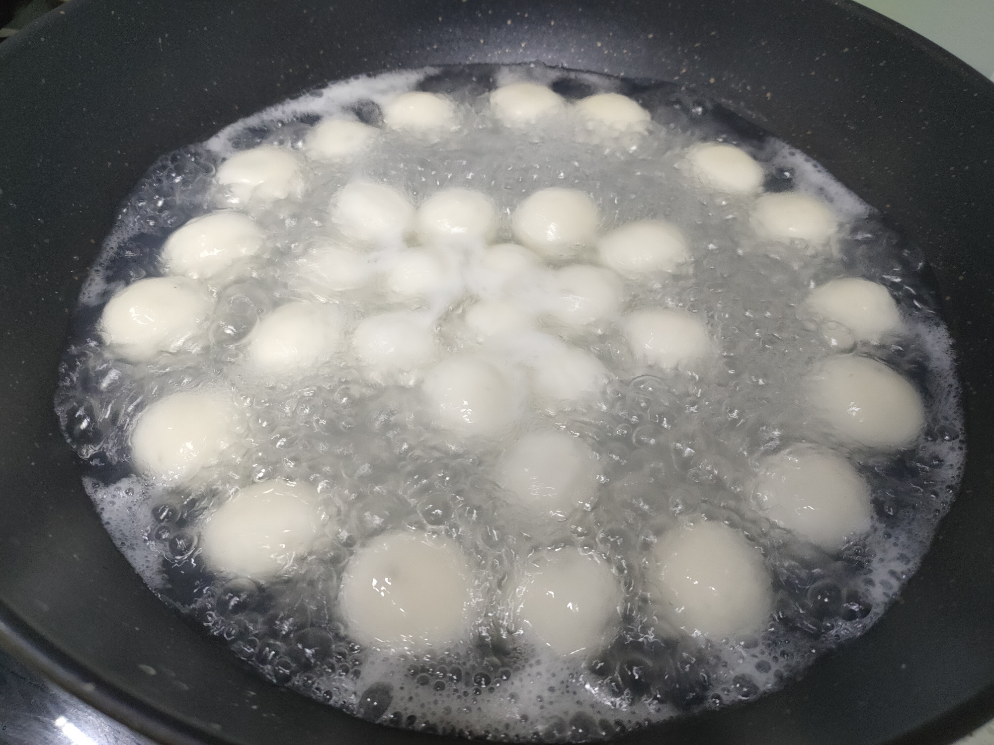 煮元宵怎么煮煮汤圆凉水下锅水开下锅都不对教你正确做法个个鼓圆不破