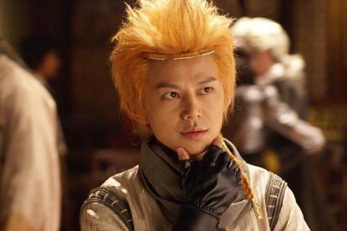 何炅实在太低调，父母身份背景曝光后令人意外，难怪这么优秀呢