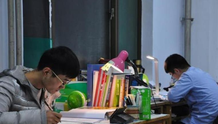 奶奶心系孙子高考成绩，梦到他考了666分，成绩出来后激动不已