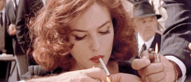 那些从四周围上来为她点烟的火光到底灼伤了她的心,玛莲娜注定要在