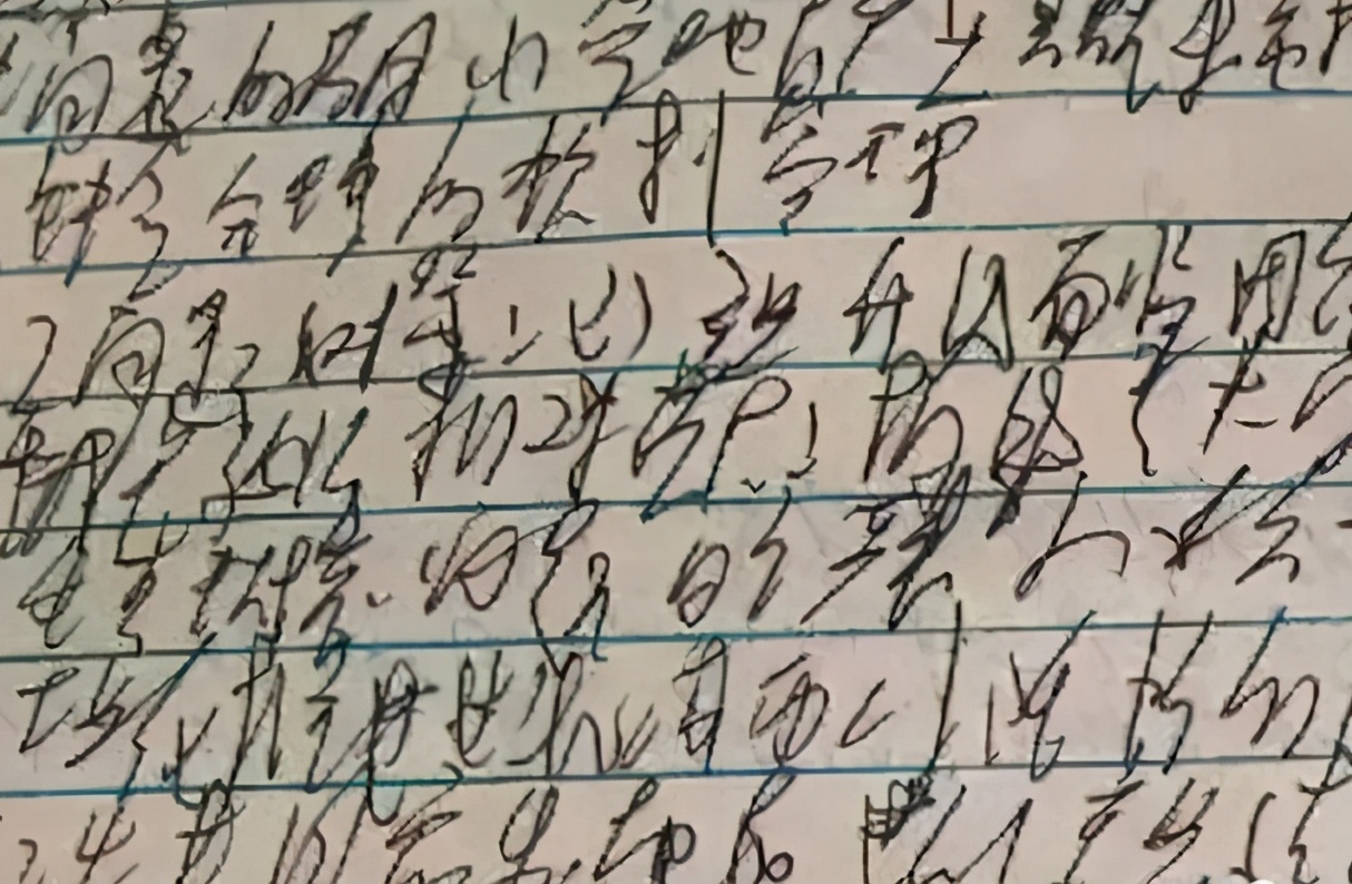 高中生“蚂蚁爬”字体火了，老师看后头皮发麻，如何破解成难题