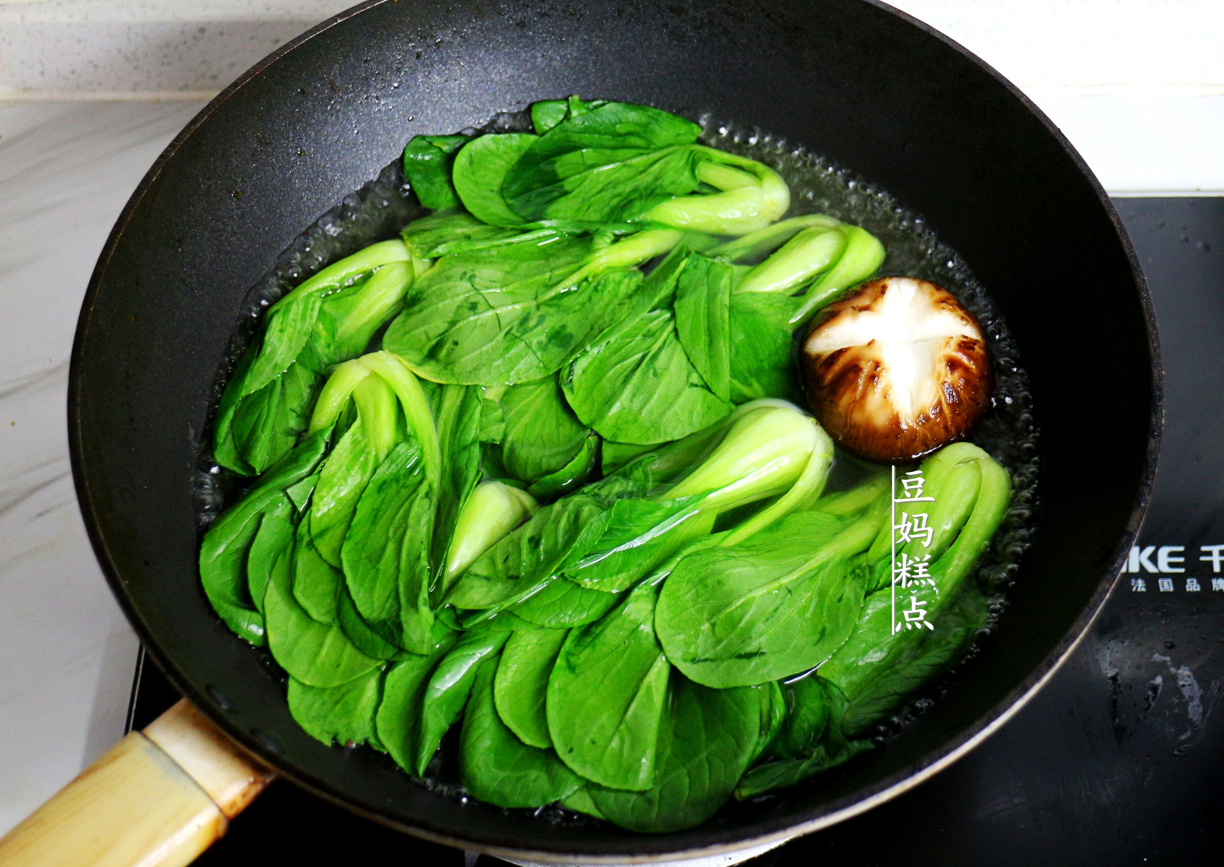 香菇油菜的做法（三分钟就能会的年夜菜香菇油菜做法教程）