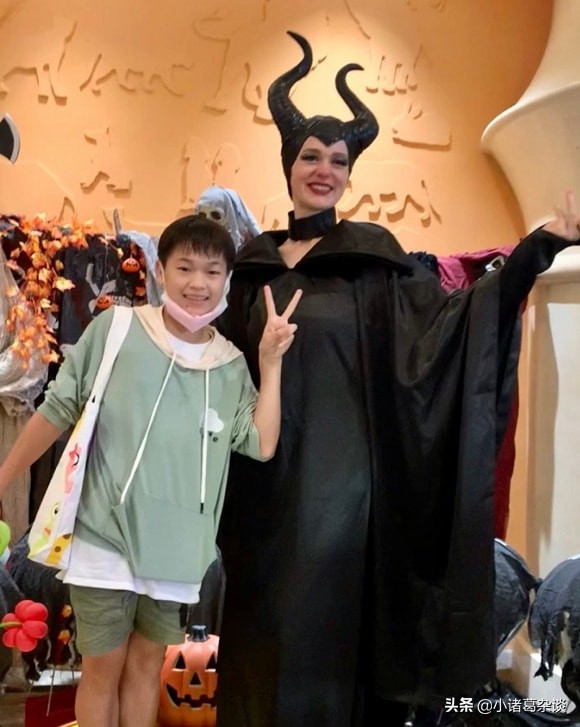 全红婵搞怪！对着镜头做鬼脸，在游乐园吃套餐，激流勇进坐过瘾了